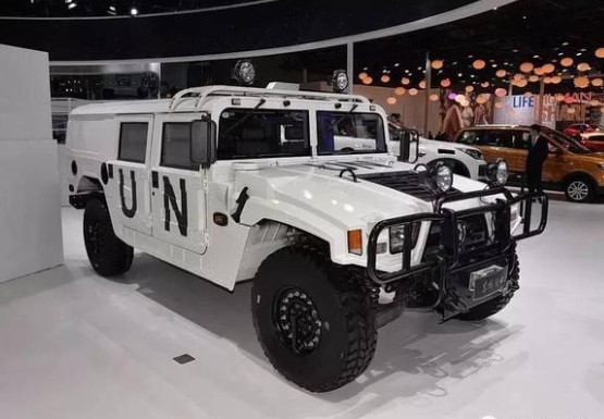 Agile Amfibi Military Armored Vehicle Berputar Radius 750mm Hambatan Ketinggian 380mm