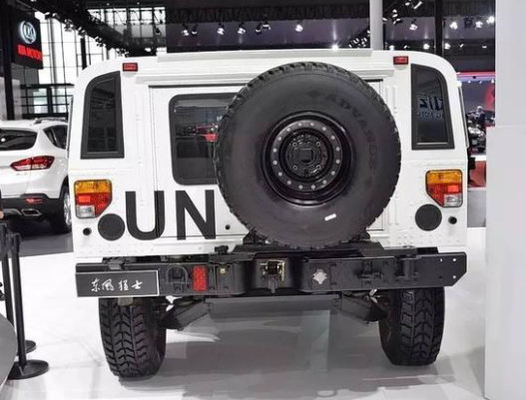 Agile Amfibi Military Armored Vehicle Berputar Radius 750mm Hambatan Ketinggian 380mm