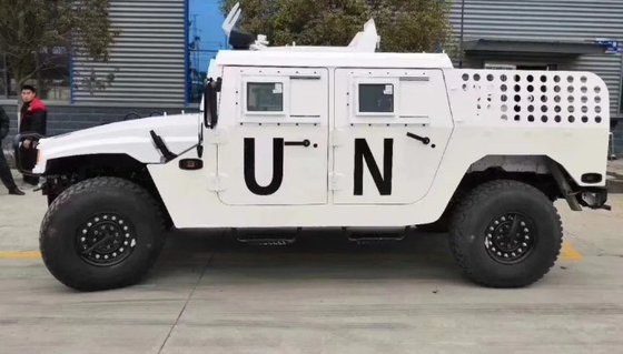 Agile Amfibi Military Armored Vehicle Berputar Radius 750mm Hambatan Ketinggian 380mm
