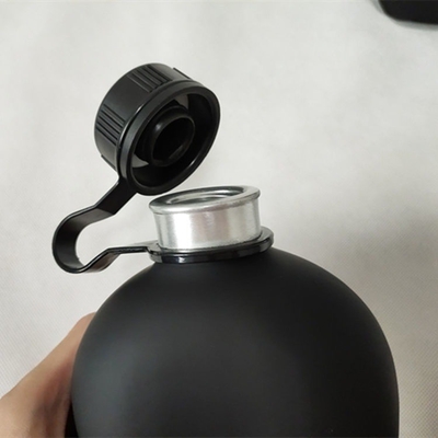 Pelatihan mahasiswa kamping botol air aluminium tubuh dengan karet dilapisi matte selesai dengan kantong kantong garis bahu
