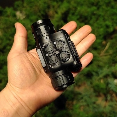 Handheld Spesialisasi Combat Gear Uncooled Vox FPA Sensor Tipe untuk Efisiensi