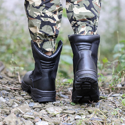Sepatu tempur taktis yang dibangun untuk menahan tuntutan operasi tempur dan taktis